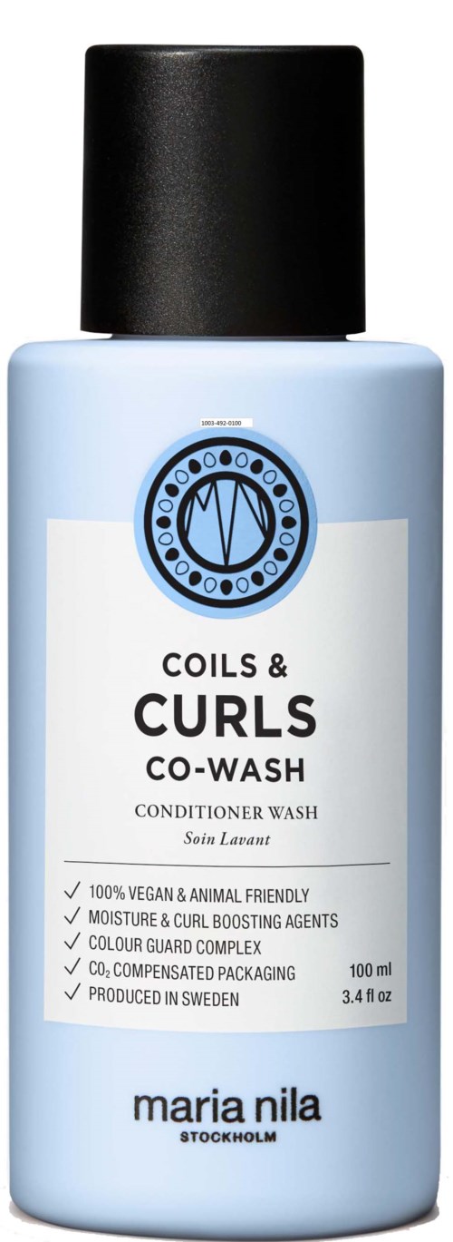 En lys blå flaske med svart lokk, merket 'Coils & Curls Co-Wash' av Maria Nila, fra Stockholm.
