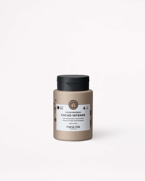 Pieni beige purkki mustalla kannella, merkitty 'Cacao Intense' Maria Nila:lta, valkoisella taustalla.