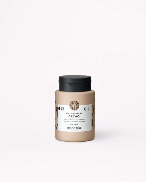 Beżowy słoik z czarną pokrywką oznaczony 'Color Refresh Cacao' przez Maria Nila, na białym tle.