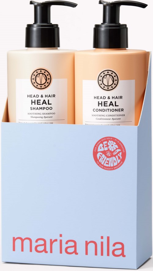 Två flaskor av schampo och balsam i en blå låda med ett 'BE KIND & FRIENDLY'-märke och 'maria nila' skrivet.