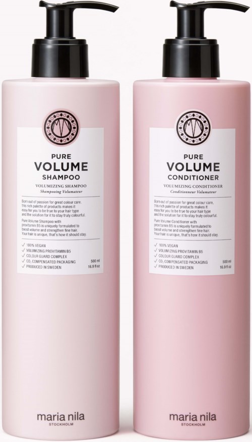 Två rosa flaskor med svarta pumplock märkta som schampo och balsam, från Maria Nilas Pure Volume-serie.
