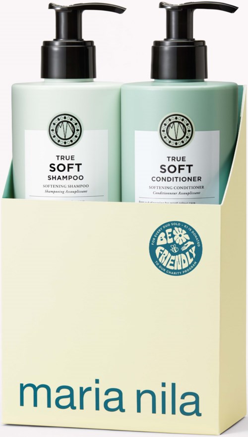 Två flaskor med mild hårvårdsprodukter i en beige låda, märkta 'True Soft' schampo och balsam, med ett 'Be Eco Friendly'-märke.