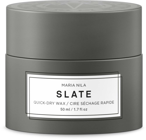 En grå burk med en vit etikett som säger 'Maria Nila Slate Quick-Dry Wax' med 50 ml.