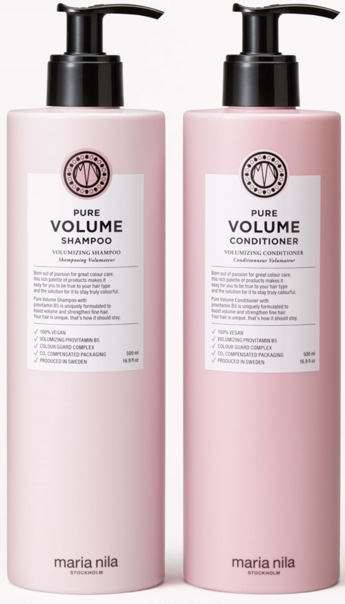 Två rosa flaskor märkta 'Pure Volume' för schampo och balsam, med svarta pumpmunstycken, och märket 'Maria Nila' längst ner.