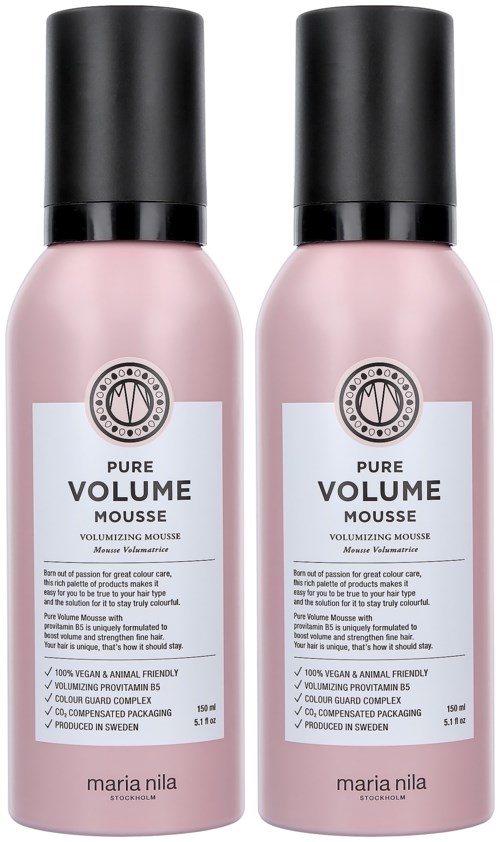 Kaksi vaaleanpunaista pulloa Maria Nila Pure Volume Mousse -tuotteita hiusten muotoiluun. Ne ovat korkeita ja mustakantisia.