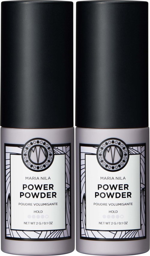 Dwie puszki proszku do włosów Maria Nila Power Powder w czarnych pojemnikach z białymi etykietami i fioletowym wzorem.