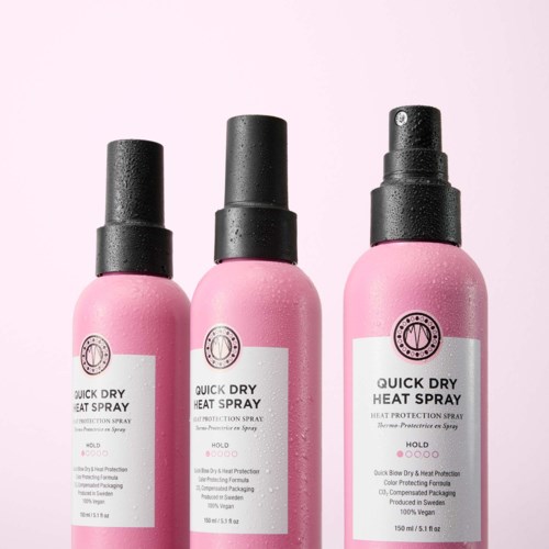 Tre rosa sprayflaskor märkta Quick Dry Heat Spray visas med droppar, vilket tyder på fukt och friskhet.