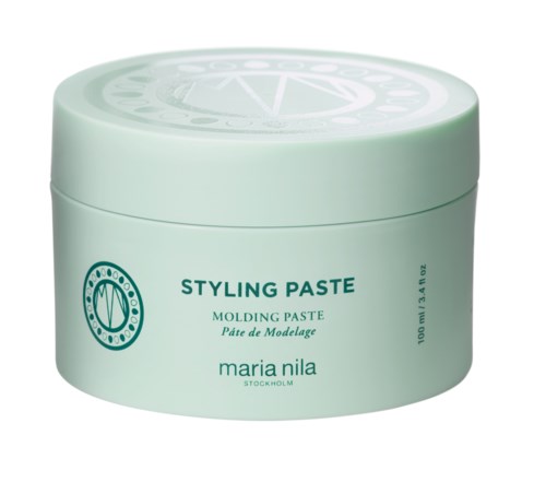 En lysegrøn rund beholder mærket 'styling paste' af Maria Nila, brugt til hår styling.