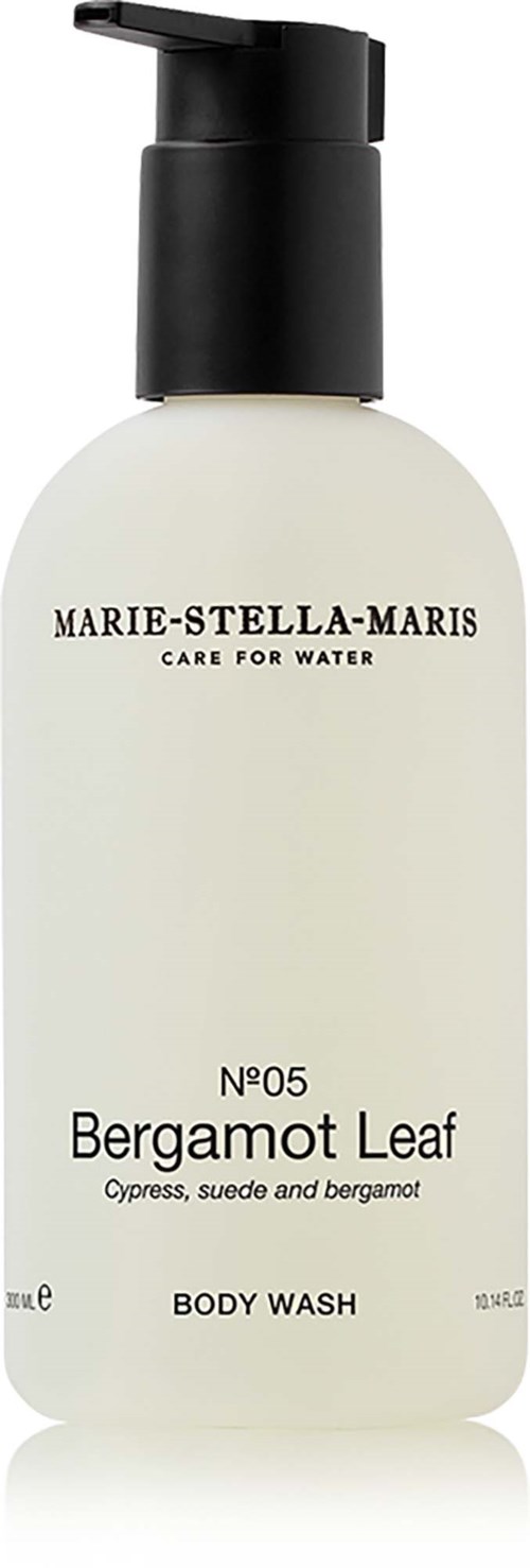 Flaska med kroppstvål märkt Bergamot Leaf med svart pump, enkel vit design och text som beskriver doft och märke.