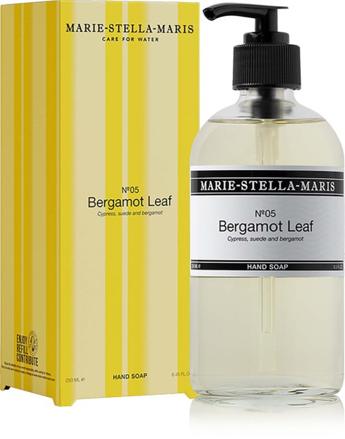 En håndsæbe flaske mærket Marie-Stella-Maris Bergamot Leaf med en gul og hvid baggrund.