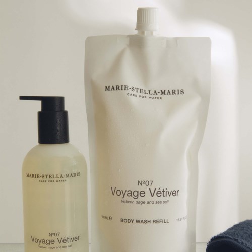 To hvide flasker, en med pumpe, mærket Marie-Stella-Maris Voyage Vétiver, salvie, havsalt og vandpleje.