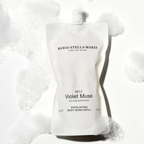 En hvit fleksibel påfyllingspose for kroppsvask med svart tekst, viser merket Marie-Stella-Maris og duften Violet Muse.