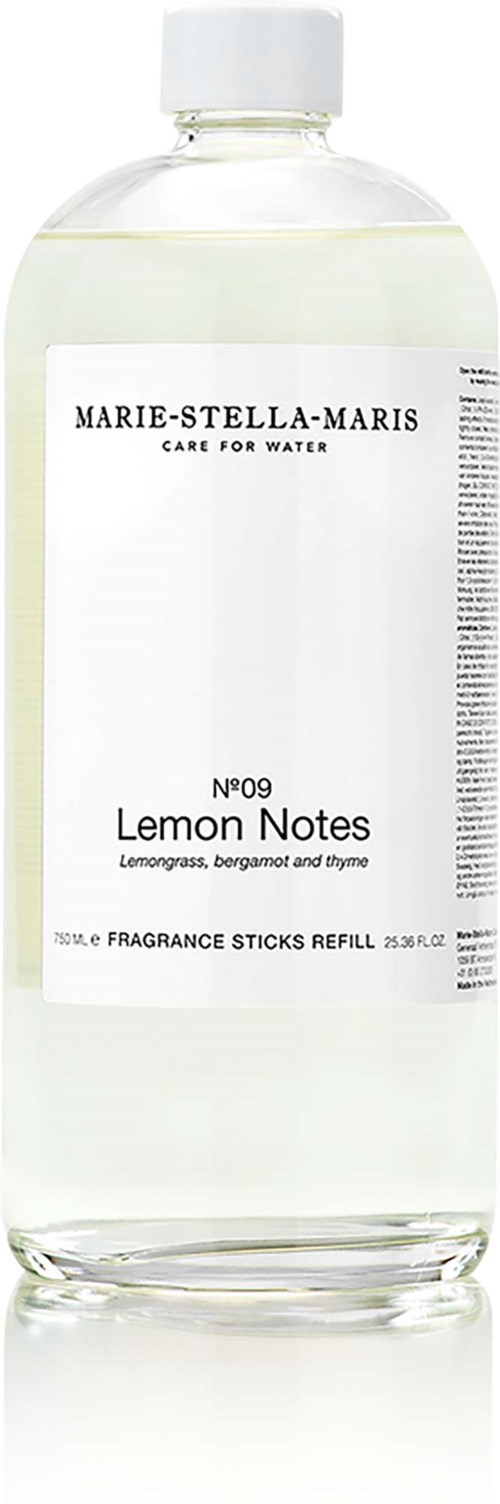 En klar flaske med hvid etiket og låg, indeholder vand eller duftstift Refill mærket Lemon Notes.