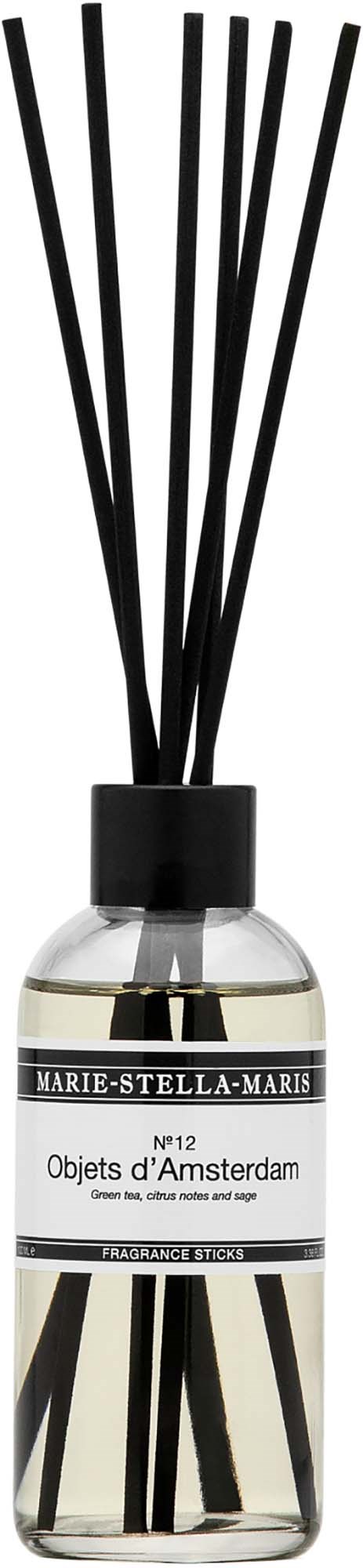Ein Raumdiffusor mit dünnen schwarzen Stäben in einer klaren Flasche mit schwarzem Deckel, beschriftet Objets d'Amsterdam.