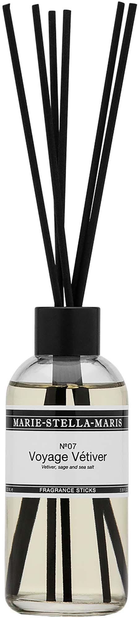 Eine klare Flasche mit schwarzen Stäben, beschriftet Voyage Vetiver, und einem schwarzen Deckel. Enthält Duftöl oder Parfüm.