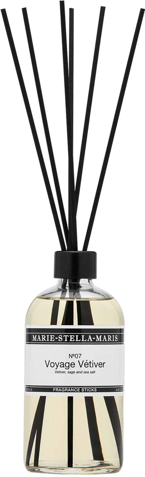 Eine Flasche mit schwarzen Sticks, beschriftet Marie-Stella-Maris Voyage Vetiver Duftdiffusor.