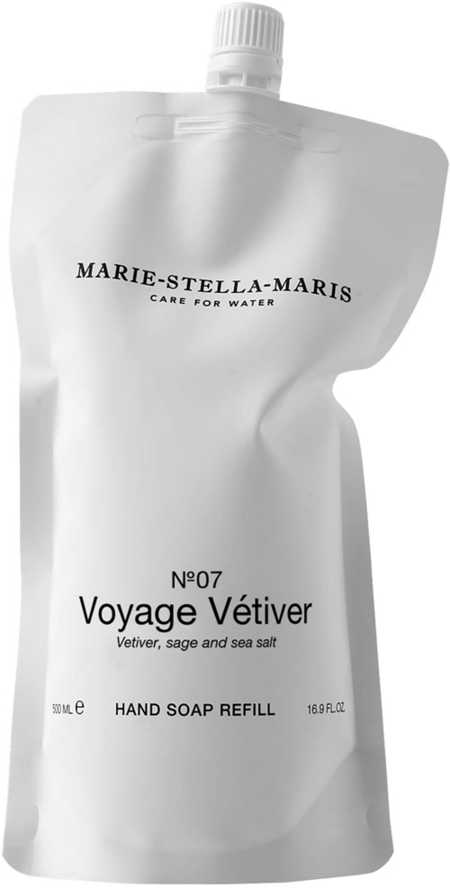 En hvid påfyllepose til håndsæbe med sort tekst, mærket Marie-Stella-Maris Voyage Vétiver og havsalt duft.