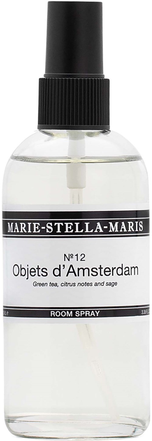 Eine klare Sprühflasche mit schwarzem Deckel, gekennzeichnet Marie-Stella-Maris, enthält Raumduft mit grünem Tee.