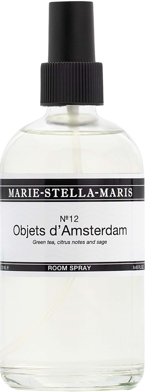 Pieni pullo, jossa musta suihkukiinnike, nimeltä Objet d'Amsterdam huonesuihke, sisältää vihreän teen ja sitruksen tuoksun.
