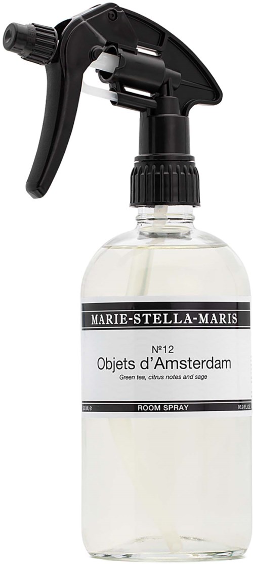 En sprayflaske merket Marie-Stella-Maris med romspray for å duftsette rom.