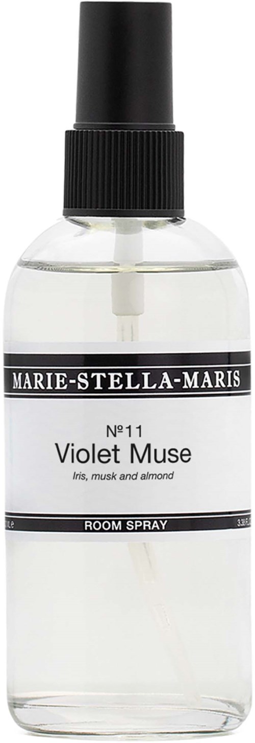 En klar rumssprayflaska med svart lock, märkt Marie-Stella-Maris Violet Muse doft med iris, mysk och mandel.
