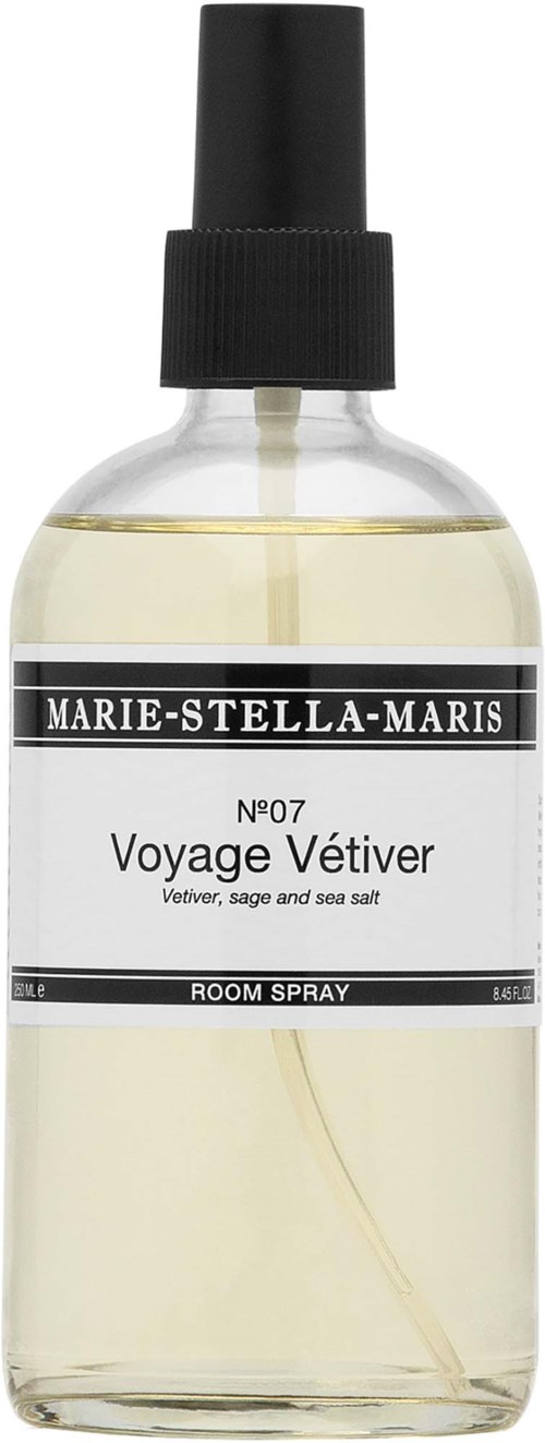 En genomskinlig rumssprayflaska med svart spraymunstycke, märkt Marie-Stella-Maris Voyage Vétiver, salvia och havssalt.