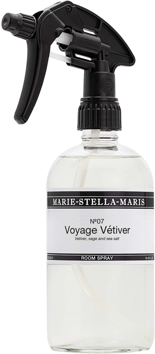 En sprayflaska med svart munstycke och en vit etikett med titeln Voyage Vétiver.