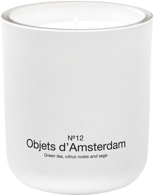 Ett vitt ljus i en behållare märkt Objets dAmsterdam med doft av grönt te.