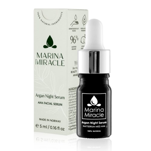 En lille sort flaske med Marina Miracle Argan Night Serum ved siden af en hvid æske. Æsken har grøn og sort tekst og billeder.