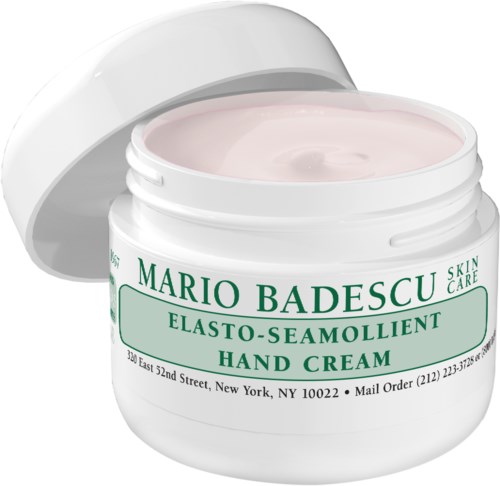 En vit burk med rosa handkräm märkt 'Mario Badescu'. Locket är öppet, och krämen syns.