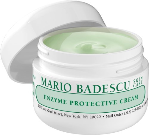 En hvit krukke merket 'Mario Badescu Enzyme Protective Cream' med grønn tekst, åpen lokk, grønn krem inni.