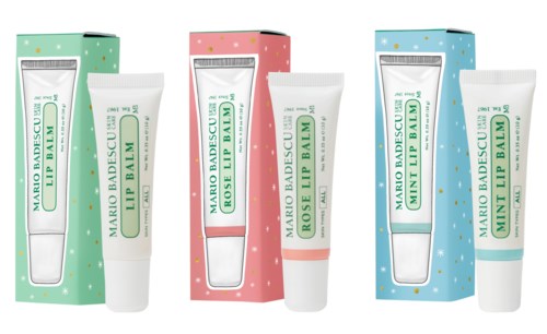 Trzy produkty pomadek do ust w różnych kolorowych opakowaniach: zielonych, różowych i niebieskich, z pasującymi tubkami.