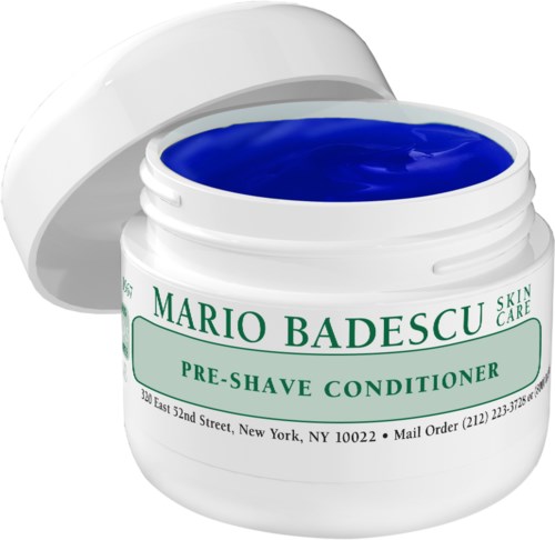 En vit burk med för-rasiningsbalsam och blå gel inuti, märkt med namn och adress.