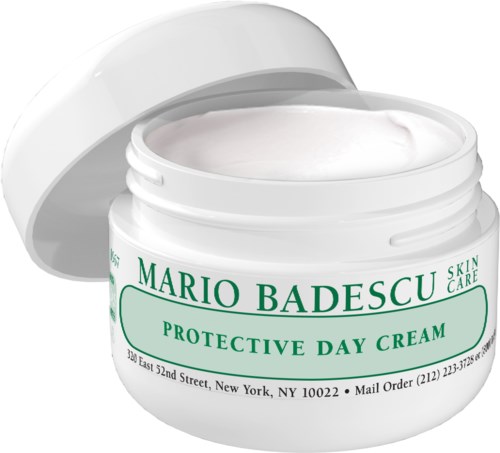 En hvit boks med etiketten 'Mario Badescu Protective Day Cream' med grønn tekst, åpen lokk som viser kremen inni.