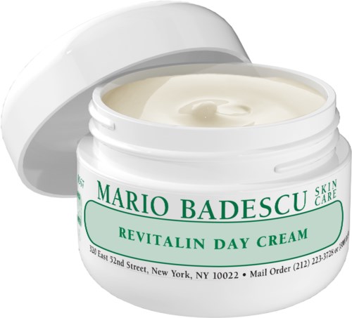 En hvit krukke merket 'Mario Badescu Revitalin Day Cream' med krem inni.
