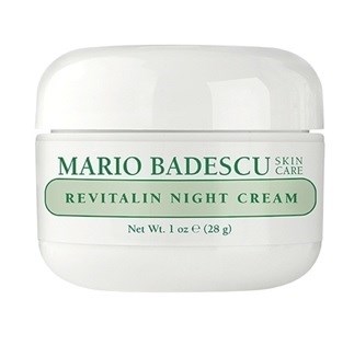En vit burk med Mario Badescu nattkräm med grön etikett, som heter Revitalin Night Cream.