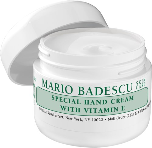 En vit burk med special handkräm med vitamin E, märkt med märket Mario Badescu, öppen lock som visar inuti.
