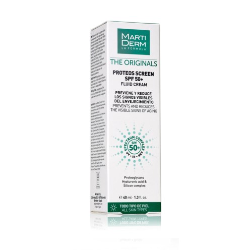 En vit förpackning med MartiDerm solkräm med SPF 50, för alla hudtyper, innehåller hyaluronsyra.