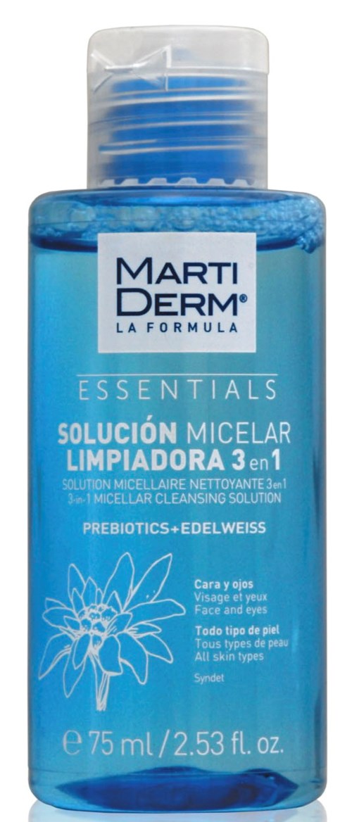 Blå flaska med tydligt lock, märkt 'Marti Derm Essentials' för rengöring av ansikte och ögon, innehåller 75 ml micellär lösning.