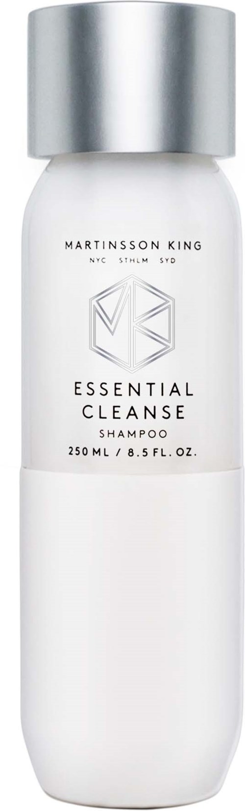 En hvit sjampo-flaske med sølvkork fra Martinnson King, kalt Essential Cleanse, 250 ml.