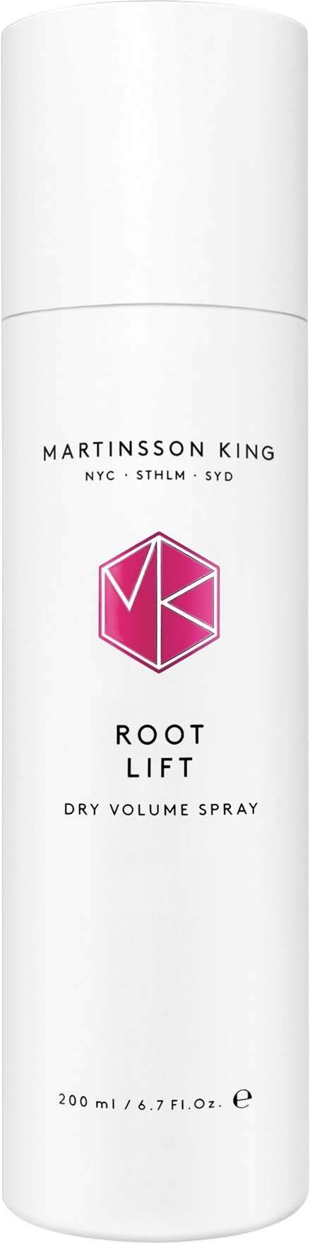 En vit flaska med svart text och en rosa logotyp. Den är märkt som en torr volymspray för hår.