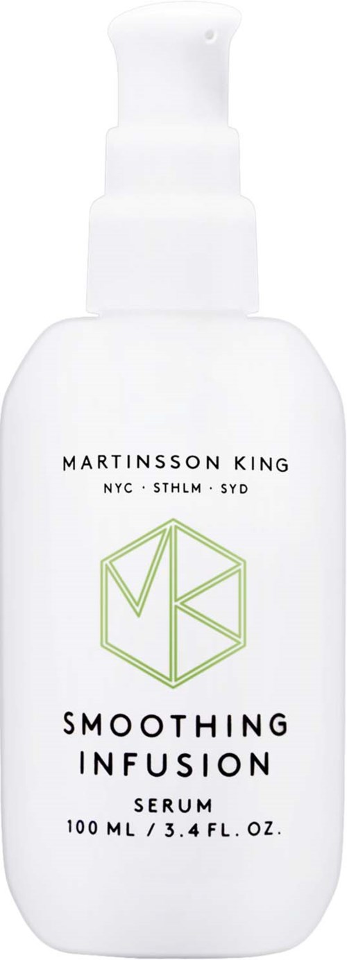 En vit flaska märkt "MARTINSSON KING" med en grön geometrisk logga, står "SMOOTHING INFUSION SERUM," rymmer 100 ml.
