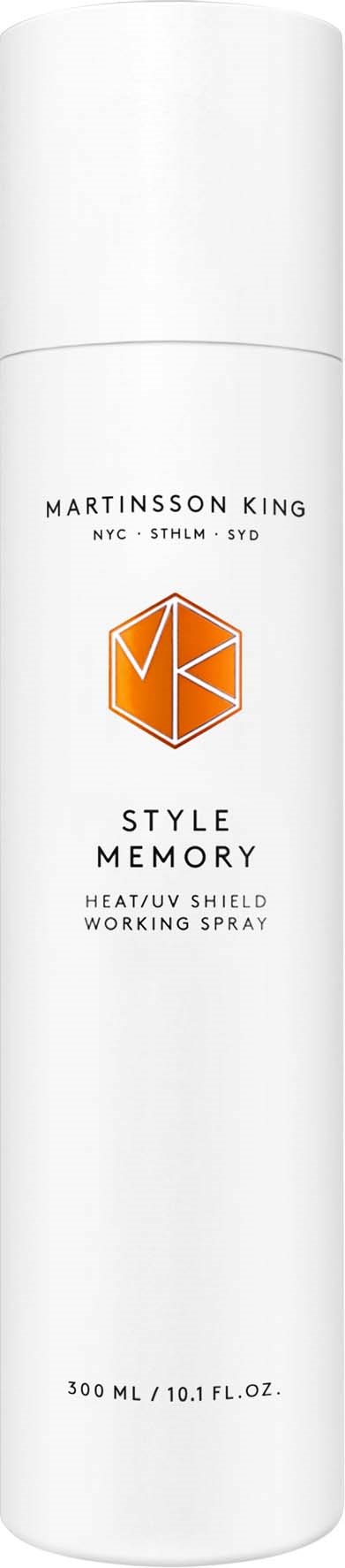 En lang hvid spraydåse med sort tekst og en orange sekskantlogo, mærket 'Style Memory Heat/UV Shield Working Spray'.