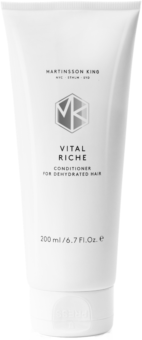 Hvid tube hårbalsam med sort og grå tekst, mærket "VITAL RICHE" til dehydreret hår.
