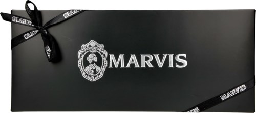 Czarna prostokątna puszka z kokardą i logo Marvis, prawdopodobnie opakowanie na prezent.