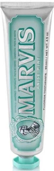 En tub med Marvis tandkräm med vit och tealfärgade design och en logotyp med en man i hatt.