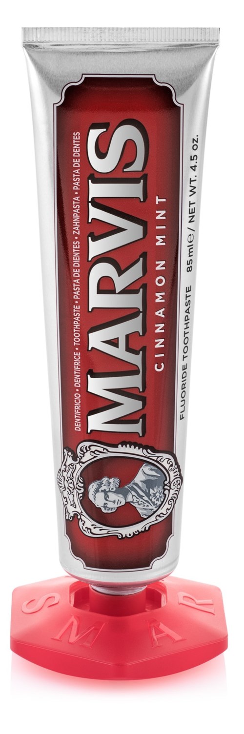 Tubo balsamu do ust MARY'S o smaku cynamonu i miętowej, z różową zakrętką, stojące wyprostowane.