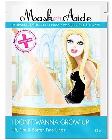 En tecknad flicka med blont hår slappar under en fontän, som marknadsför en fuktgivande ansiktsmask.