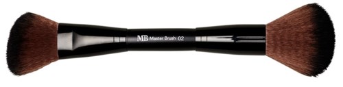 En makeupborste med två stora, bruna borsthuvuden och ett svart handtag märkt "MB Master Brush 02."