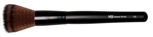 En stor makeupborste med svart skaft som är märkt 'MB Master Brush 03' och bruna borst.